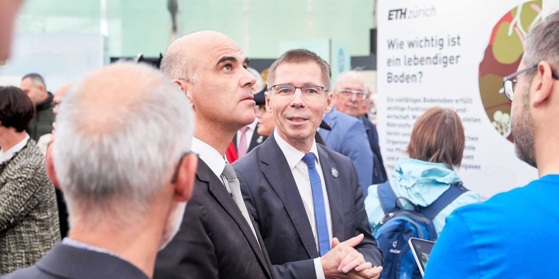 Federal Council Alain Berset, ETH president Prof. Dr. Joël Mesot at the SAE stand